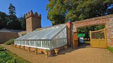 OXBOROUGH, NORFOLK, İngiltere - 19 Eylül 2020: Oxburgh Norfolk Hall 'daki sera duvarı kapısı ve kulesi.