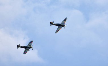 ICKwell, BEDFORDSHIRE, ENGLAND - 02, 2020: Klasik Supermarine Spitfire MK VC G-AW11 AR501 ve Hawker Sea Kasırgası 1B Z 7015 uçakları
