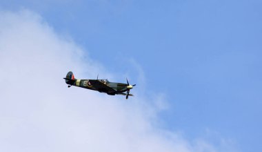ICKwell, BEDFORDSHIRE, İngiltere - EYLÜL 06, 2020: Klasik Supermarine Spitfire MK VC G-AW11 AR501 uçağı.