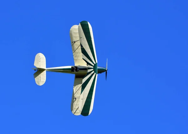 Vintage Stampe Sv4C Biplane Bplm Mavi Gökyüzüne Karşı Uçuyor — Stok fotoğraf