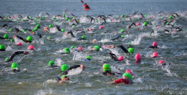 Yarışmacılar Triatlon 'un başında açık denizde yüzüyorlar.. 