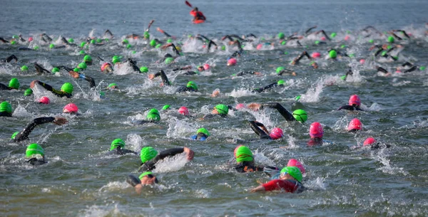 Competidores Nadando Para Fora Lago Água Aberta Início Triathlon — Fotografia de Stock