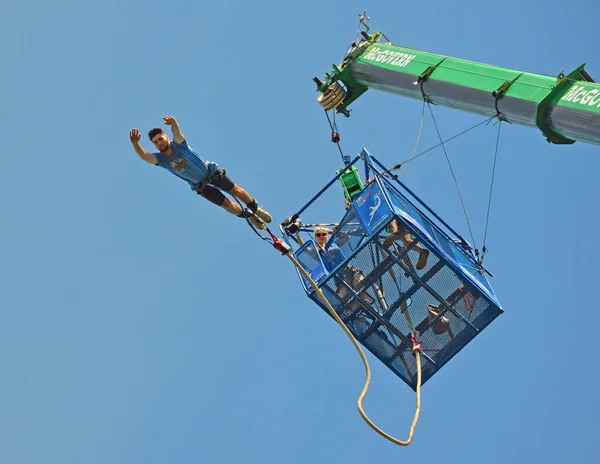 Wyboston Bedfordshire England July 2017 Male Bungee Jumper Leap Platform — 图库照片