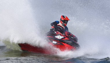 WYBOSTON, BEDFORDSHIRE, ENGLAND - 12 NİSAN 2025: Jet Ski yarışçısı hız konusunda virajda bir sürü sprey yapıyor 