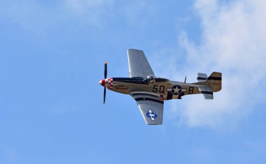 Little Gransden, Cambridgeshire, İngiltere - 24 Ağustos 2025: Klasik Kuzey Amerika P-51D Mustang USA - ABD Ordusu Hava Kuvvetleri uçakları