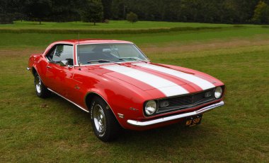 Ickwell, Bedfordshire, İngiltere - 14 Eylül 2025: Klasik Kırmızı Chevrolet Camaro arabası