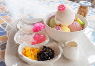 Dondurma kase ve tatlılar.