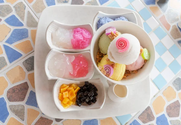 Dondurma kase ve tatlılar.