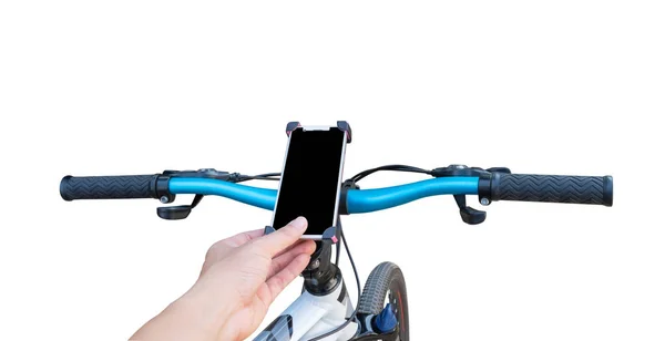 La mano masculina que toca el soporte de la pantalla del smartphone en el manillar de la bicicleta de montaña, aislada sobre fondo blanco . — Foto de Stock