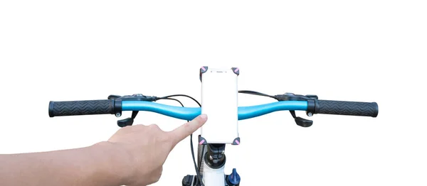Męskiej ręki, która dotyka na ekranie smartfonu zamontować na kierownicy roweru górskiego. — Zdjęcie stockowe
