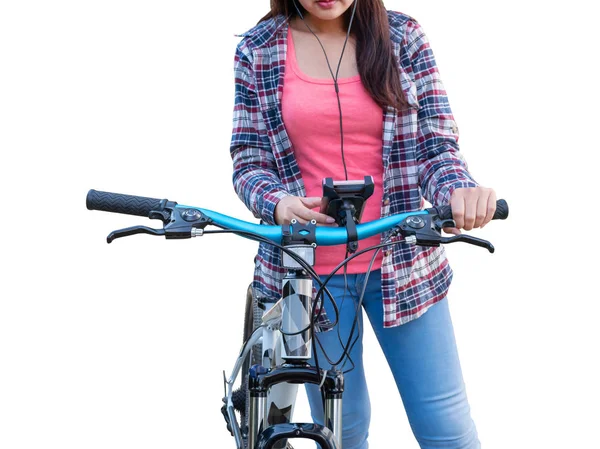 As mulheres estão usando smartphones na tela do smartphone no guidão da bicicleta de montanha . — Fotografia de Stock