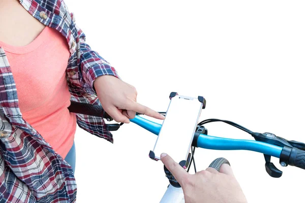 Homens e mulheres estão usando smartphones na tela do smartphone no guidão da bicicleta de montanha . — Fotografia de Stock