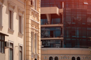 Antik ve modern şehir kontrastı resmi;