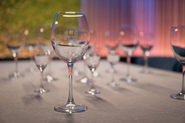 restoranda parlak kadehlerin seti;