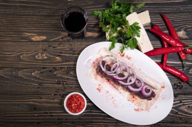 ahşap arka planda şarap ile ızgara Gürcü kebap et