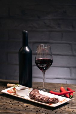 ahşap arka planda biber ve şarap ile Gürcü ızgara kebap et; 