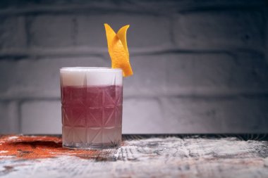 kabuğu ve köpük ile renkli alkol pembe kokteyl;