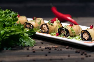 somun dolgusu ile patlıcan patlıcan rulo