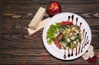 ahşap arka planda Imeretian peyniri ile salata