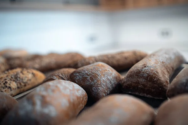 Pain frais délicieux et ciabatta aliments cuits au four — Photo