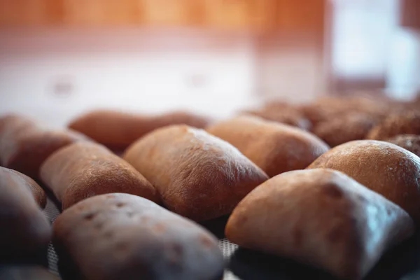 Pain frais délicieux et ciabatta aliments cuits au four — Photo