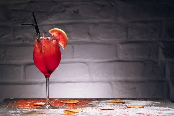 Negroniho červený koktejl s grapefruitu a slámou; — Stock fotografie