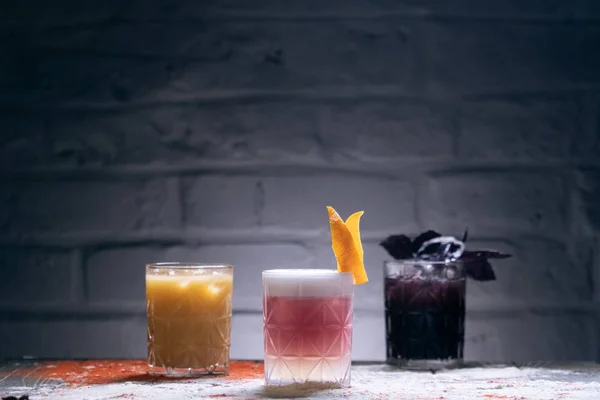 Set van gekleurde alcohol en sappige cocktails — Stockfoto