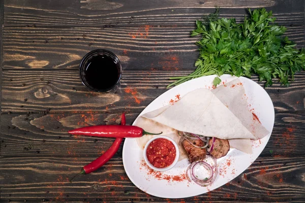 Kebab de porc avec vin sur table en bois ; — Photo