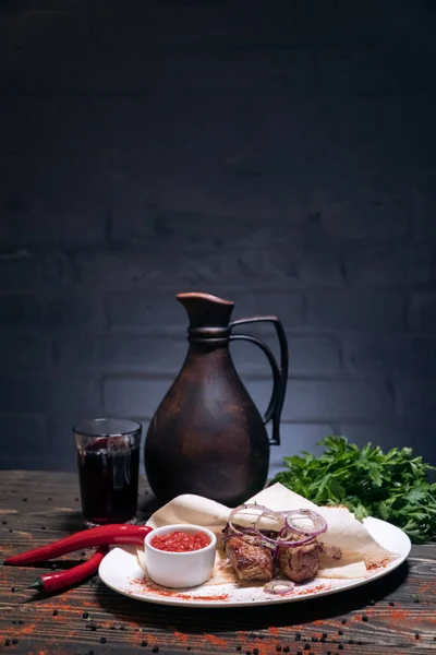 Kebab de porc avec vin sur table en bois ; — Photo