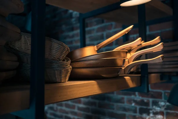 Restaurantgeschirr und Geschirr und Pfannen aus Kupfer — Stockfoto