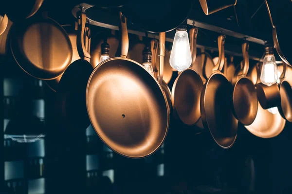 Restaurantgeschirr und Geschirr und Pfannen aus Kupfer — Stockfoto