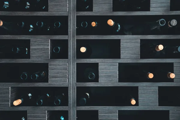 Стены с красными и белыми бутылками вина современное оформление ; — стоковое фото