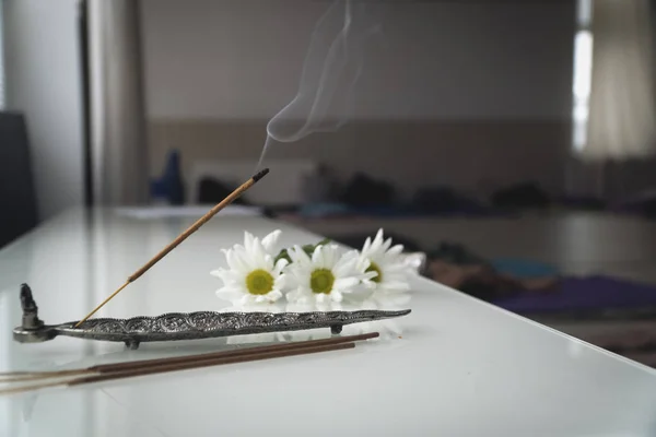 インドのスモーキーアロマは花と煙でくっついている — ストック写真