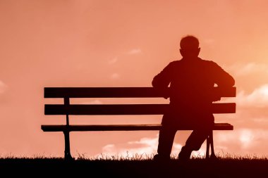 Yalnız ağaç altında parkta bankta oturan ihtiyar;