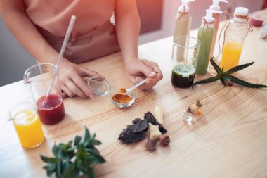 kadın el yapımı kozmetik ahşap masaya sağlar.;