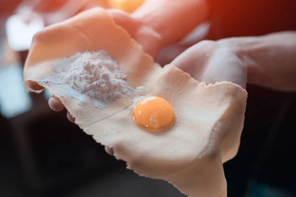 Masa de mano humana con yema de huevo y harina ; — Foto de Stock