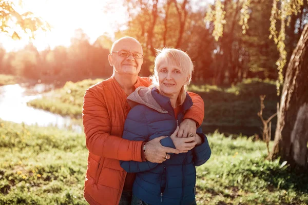 Feliz pareja de ancianos abrazar y sonreír ; — Foto de Stock