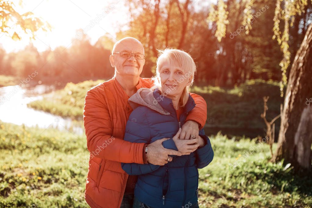 happy seniors couple embrace and smile;