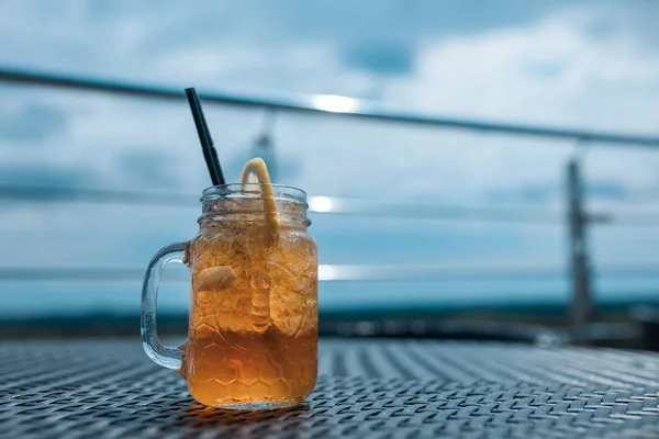 Cocktail de mel de verão frio com gelo ; — Fotografia de Stock