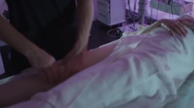 masaj çekici kadın ayak terapisi yapar