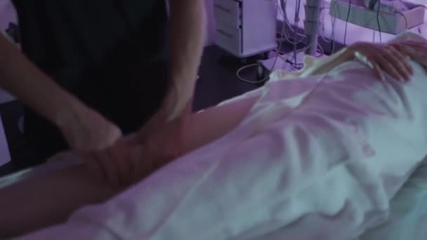 Massager maakt voettherapie naar aantrekkelijk vrouwelijk — Stockvideo