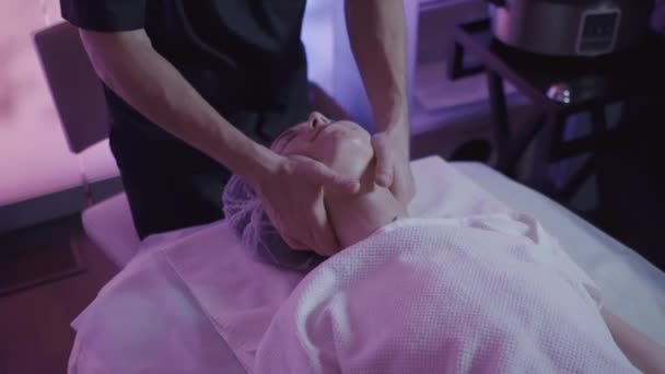 Массажер делает терапию привлекательной женщины — стоковое видео