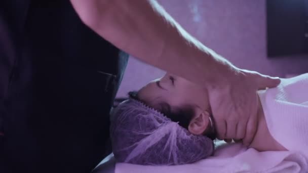 Masseur rend la thérapie à la femme attrayante — Video