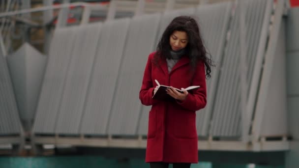 Vonzó nő író levelet vagy regényt ír notebook — Stock videók
