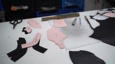 Erkek, ayakkabı üretiminde çalışıyor.