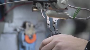erkek zanaatkar şık ayakkabı veya onarım yapar