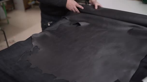 Vyčiněná leatherette a stará řemeslná výroba — Stock video