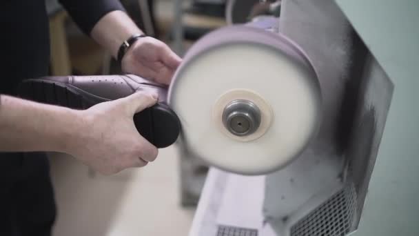 Man polishing leather shoe with polish machine — Stock Video