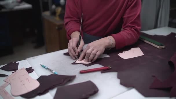 Mężczyzna pracujący przy produkcji obuwia ręcznego — Wideo stockowe