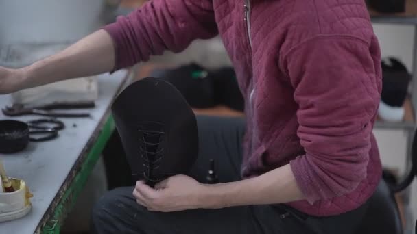 Řemeslník vyrábí stylovou obuv nebo opravu — Stock video